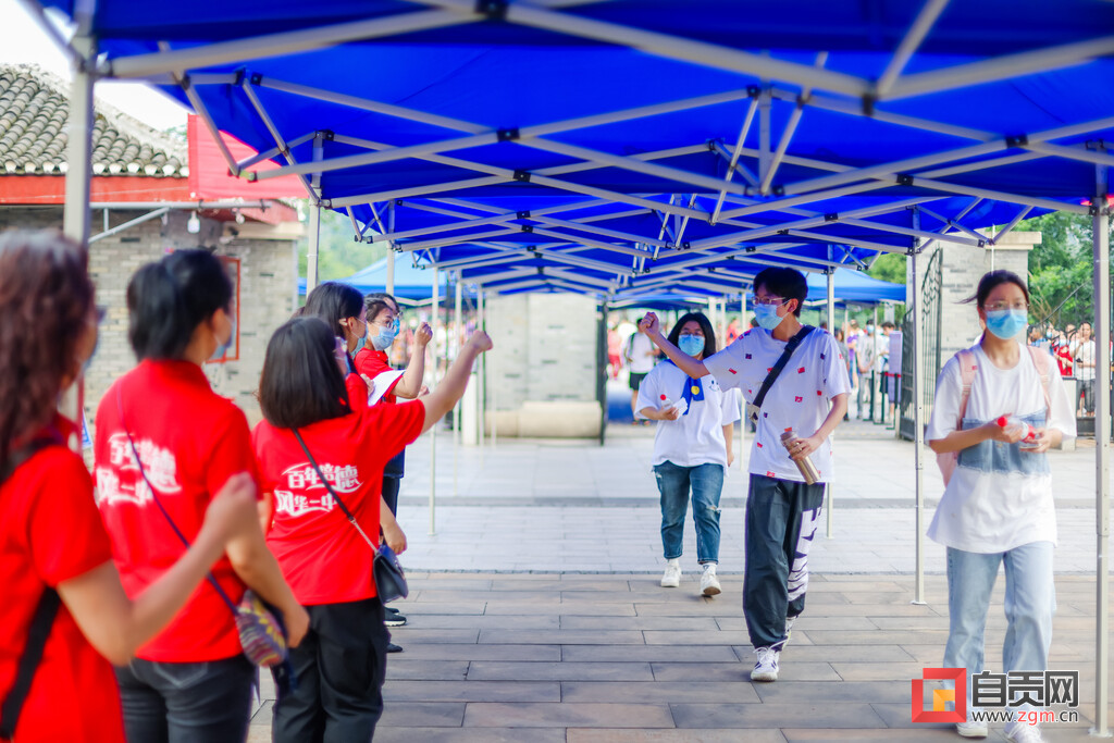 滚动更新｜加油！今日，自贡14814名考生迎战高考-11.jpg