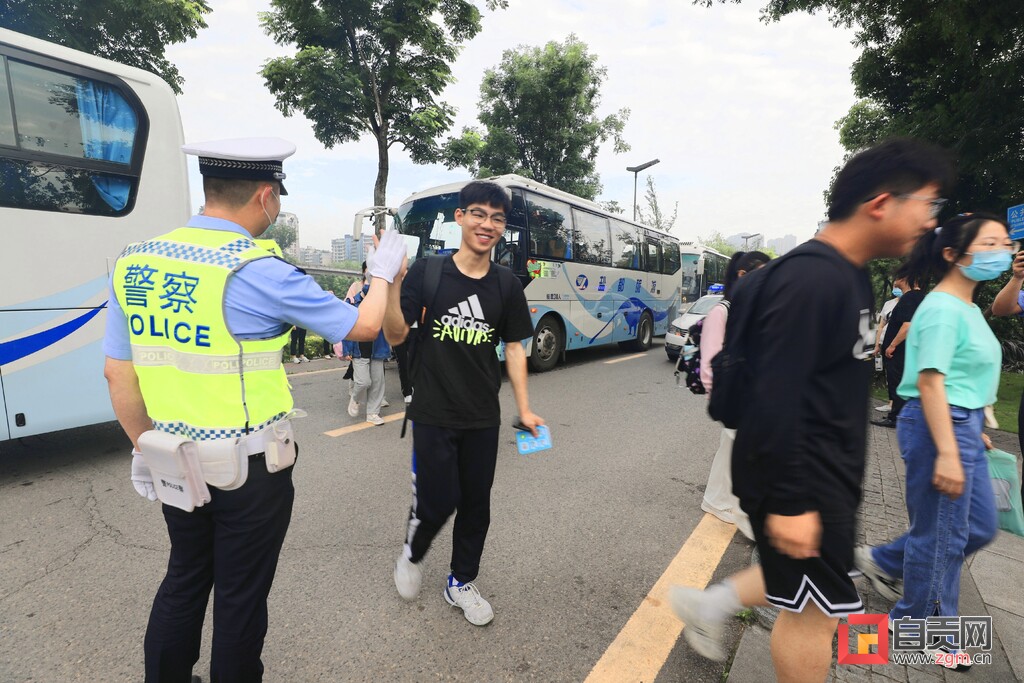 滚动更新｜加油！今日，自贡14814名考生迎战高考-14.jpg