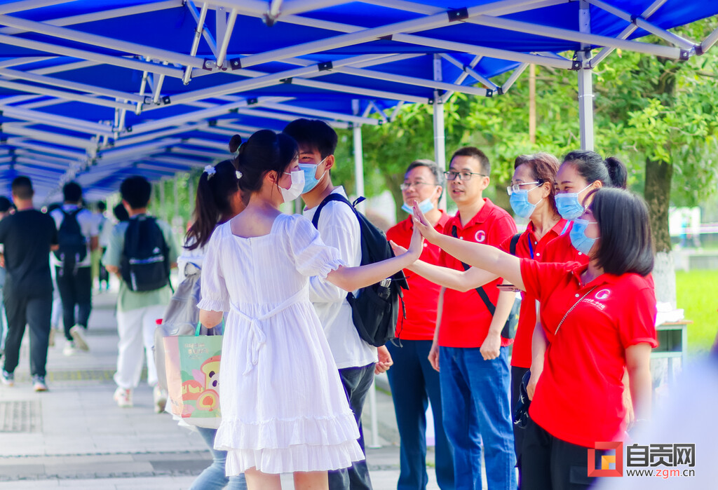 滚动更新｜加油！今日，自贡14814名考生迎战高考-31.jpg