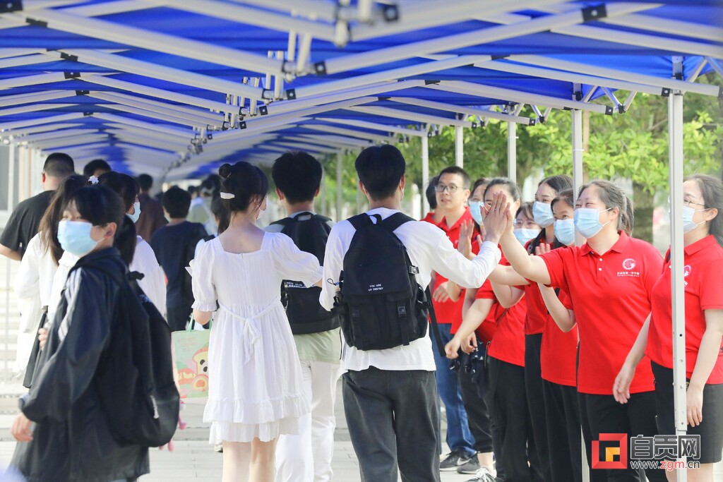 滚动更新｜加油！今日，自贡14814名考生迎战高考-30.jpg