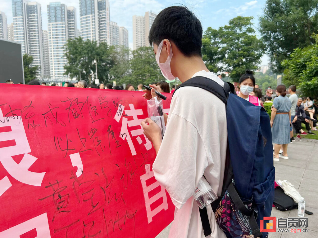 滚动更新｜加油！今日，自贡14814名考生迎战高考-37.jpg