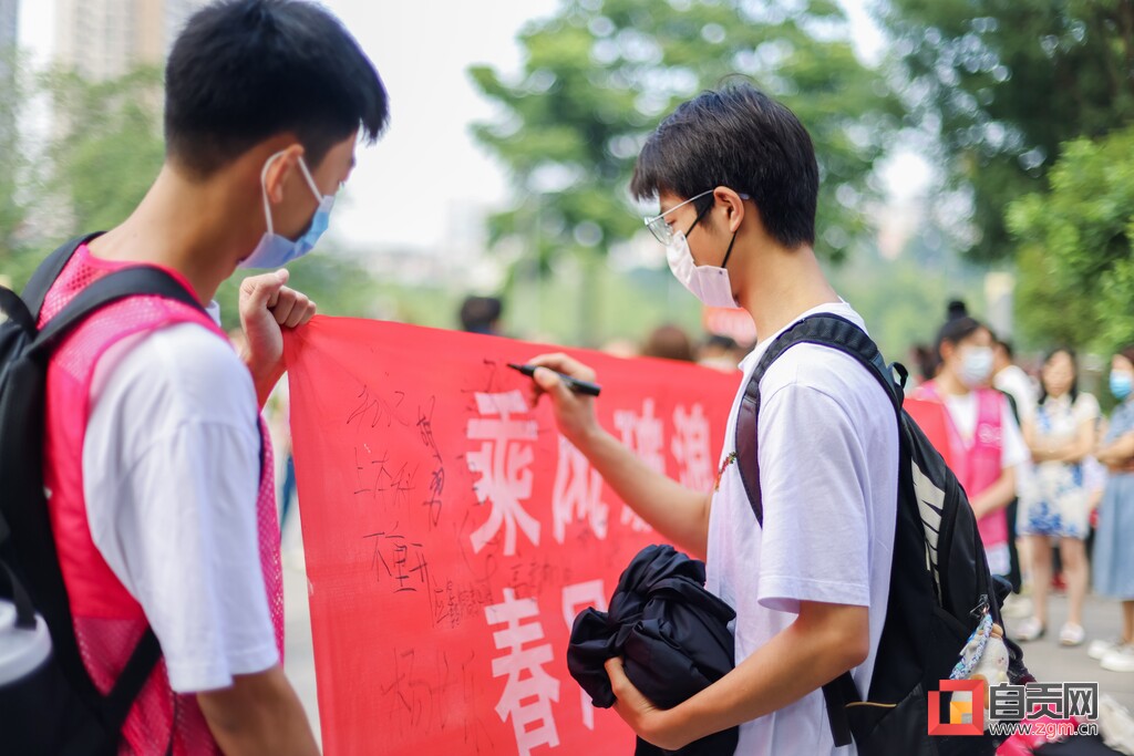 滚动更新｜加油！今日，自贡14814名考生迎战高考-38.jpg
