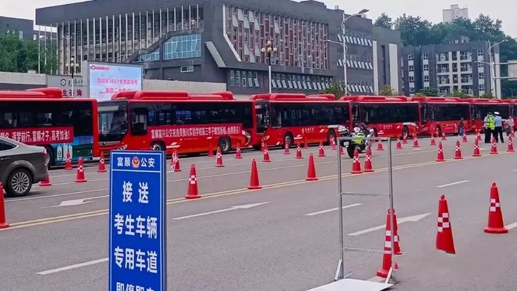 富顺高考现场父母深情祝福，富顺5287名少年，加油！-1.jpg