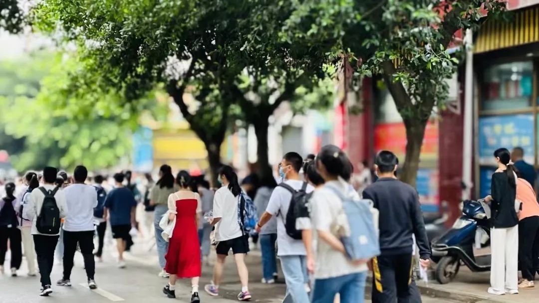 富顺高考现场父母深情祝福，富顺5287名少年，加油！-2.jpg