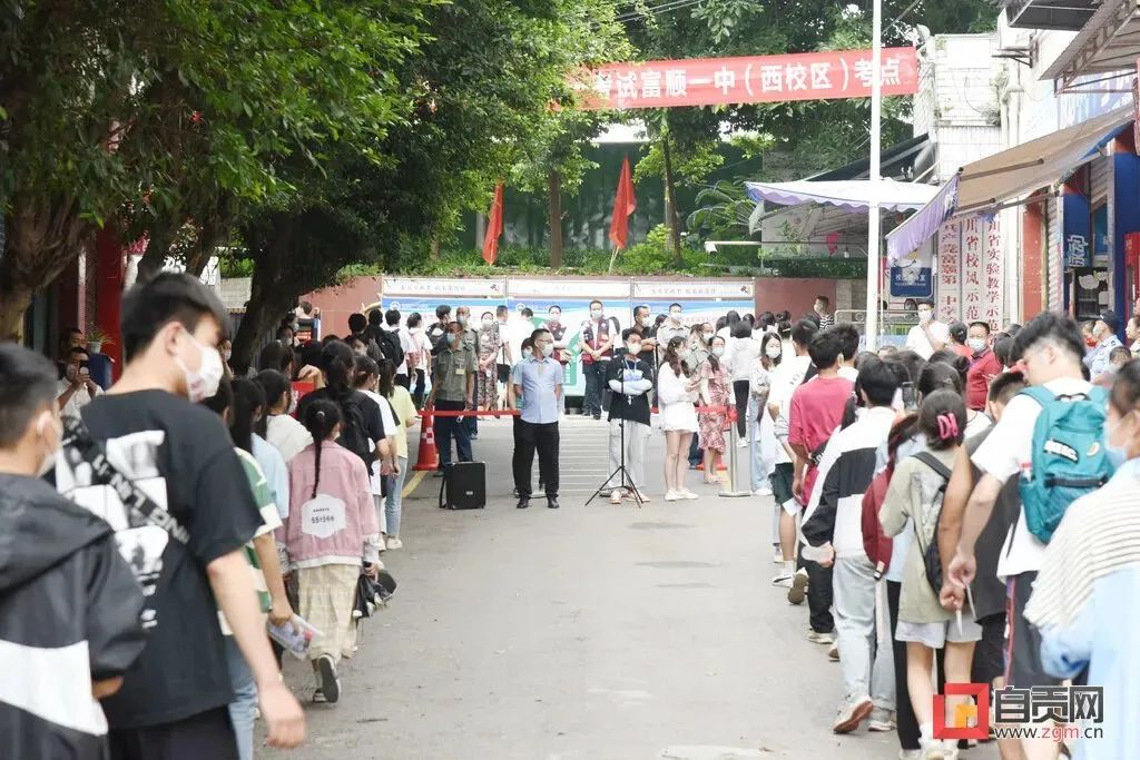 富顺高考现场父母深情祝福，富顺5287名少年，加油！-5.jpg