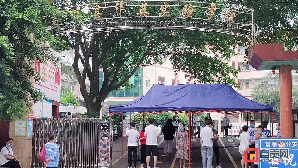 富顺高考现场父母深情祝福，富顺5287名少年，加油！-6.jpg