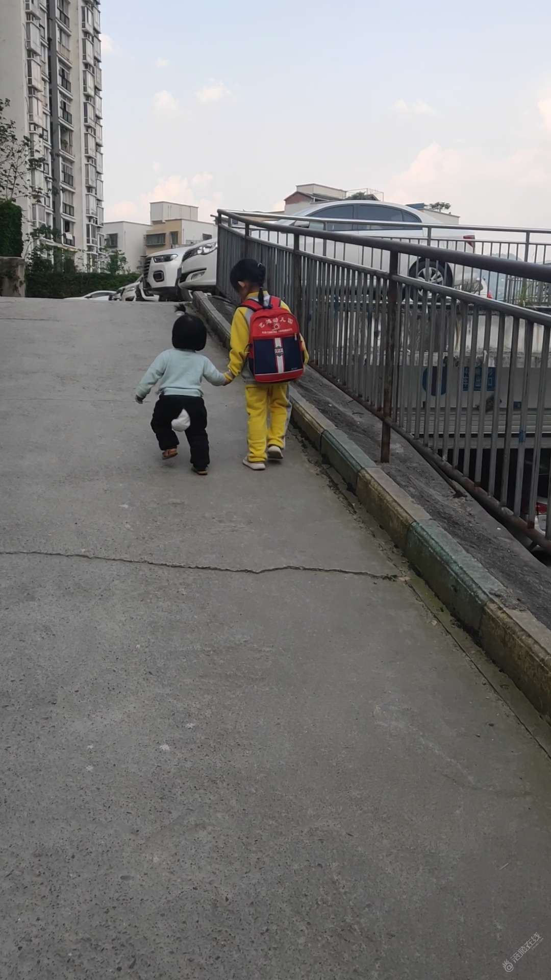 今天我们大手拉小手放学路上，开心！-1.jpg