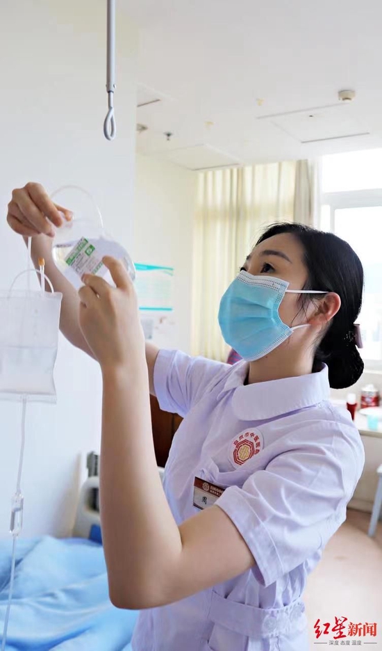 老人突发疾病倒地 90后护士紧急施救：相信任何人都不会袖手旁观-2.jpg