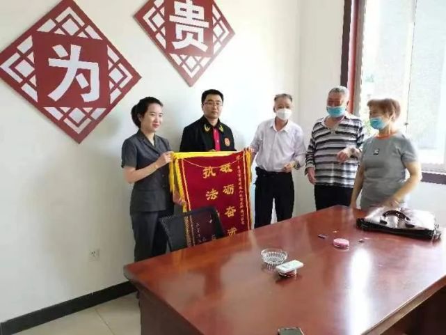 自贡一市民乘出租下车时，摔成10级伤残，谁来赔？-4.jpg