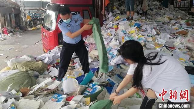 自贡：高考生误把学籍档案当废书卖掉 民警扒“废书山”寻回-1.jpg