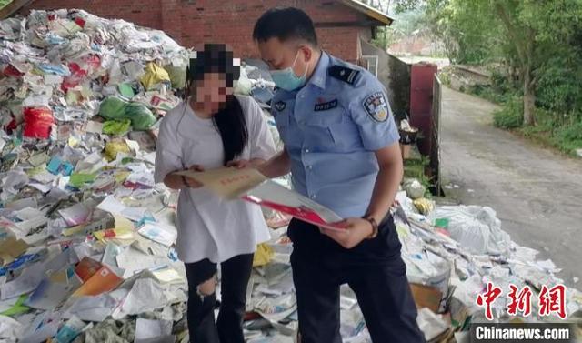 自贡：高考生误把学籍档案当废书卖掉 民警扒“废书山”寻回-2.jpg