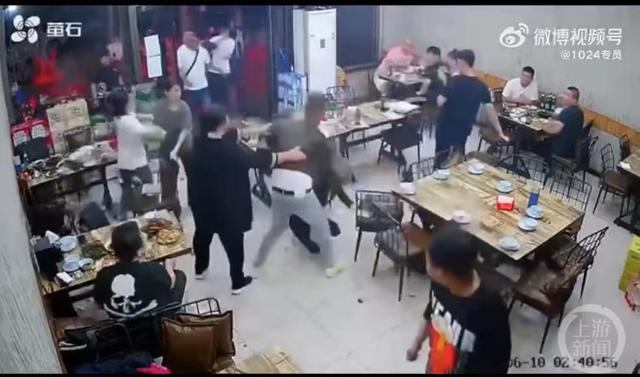多名男子烧烤店凌晨围殴多名女子 唐山市政法委书记：嫌疑人已经锁定-1.jpg