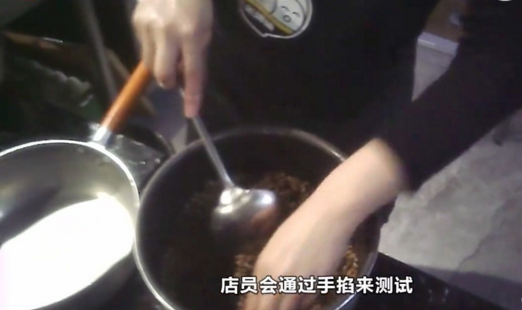知名网红粥铺出售口水粥 后厨实探引网友围观：卫生状况堪忧 看吐了-2.png