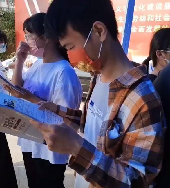 儿子高考结束 亲妈安排剩菜大杂烩引围观：网友直呼考试前后差别太大了-1.jpg