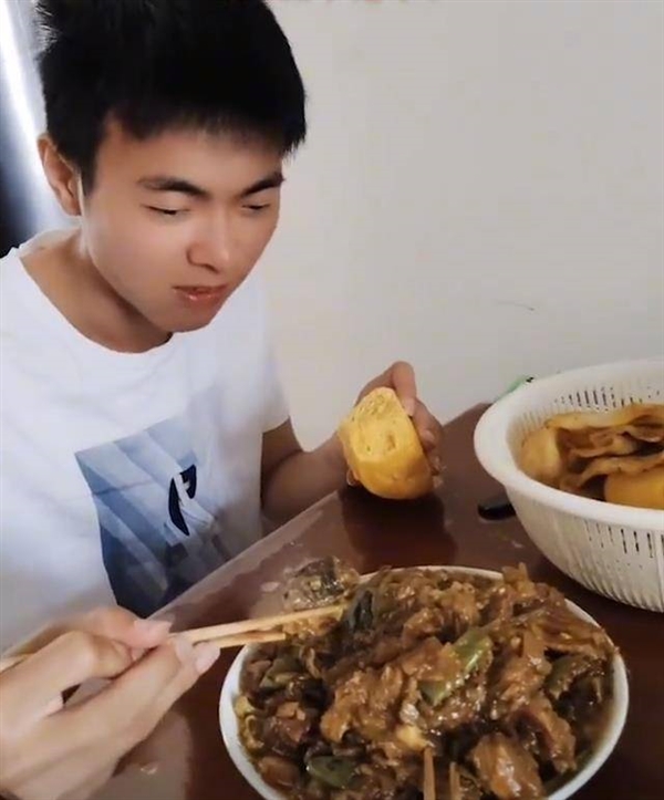 儿子高考结束 亲妈安排剩菜大杂烩引围观：网友直呼考试前后差别太大了-2.jpg