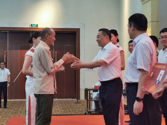 自贡市举行退役军人、其他优抚对象优待证发放仪式-6.jpg
