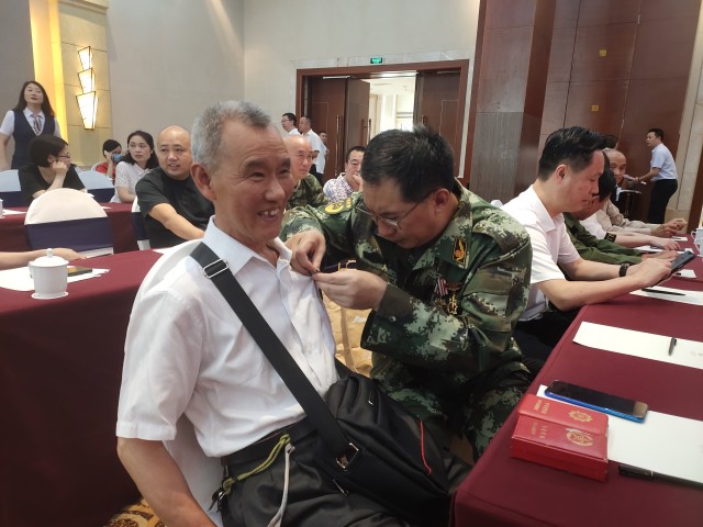 自贡市举行退役军人、其他优抚对象优待证发放仪式-8.jpg