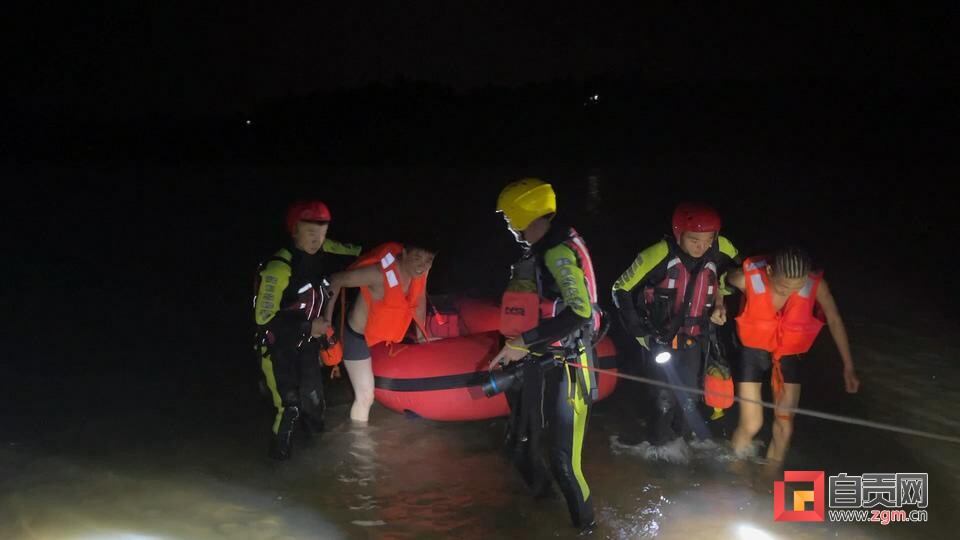 两男子夜晚下河游泳被困 消防员驾救生艇施救-1.jpg