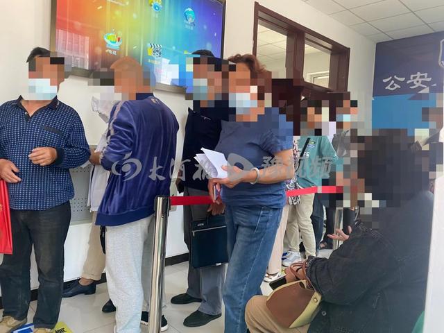 唐山市公安局信访接待大厅门口排队，群众：“雷霆风暴”专项行动公布的举报电话打不通-1.jpg