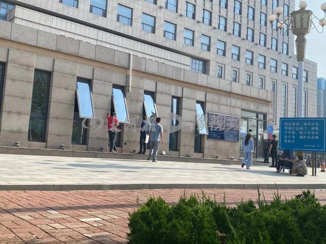 唐山市公安局信访接待大厅门口排队，群众：“雷霆风暴”专项行动公布的举报电话打不通-2.jpg