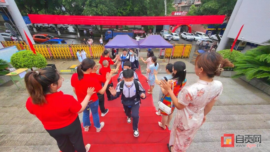 自贡市31352名初三学生报考中考-1.jpg