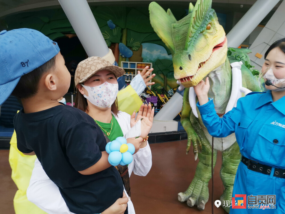 走进“东方侏罗纪” 赴一场“惊奇”之旅——首届自贡国际恐龙文化旅游节开幕侧记-6.jpg