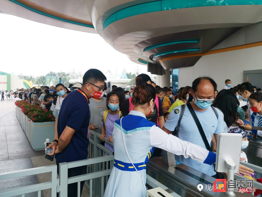走进“东方侏罗纪” 赴一场“惊奇”之旅——首届自贡国际恐龙文化旅游节开幕侧记-4.jpg