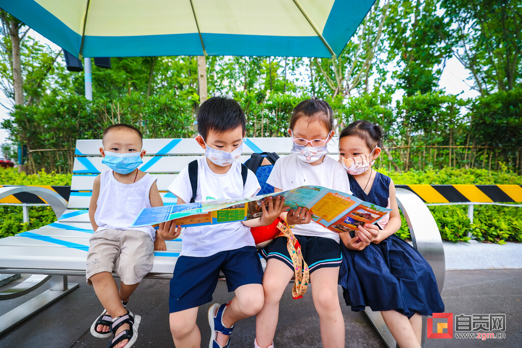 走进“东方侏罗纪” 赴一场“惊奇”之旅——首届自贡国际恐龙文化旅游节开幕侧记-10.jpg