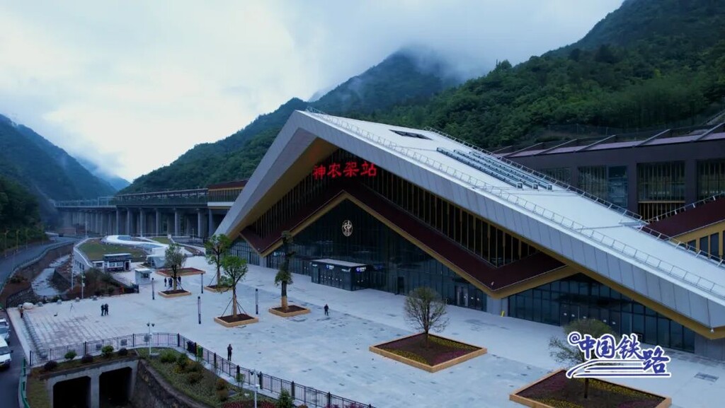 早晨吃热干面 中午吃火锅 郑渝高铁6月20日全线开通运营-3.jpg