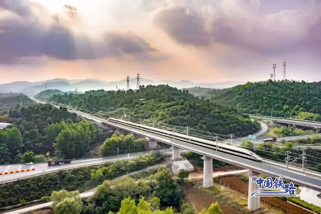 早晨吃热干面 中午吃火锅 郑渝高铁6月20日全线开通运营-2.jpg