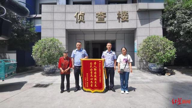 意外重逢！78岁母亲向环卫工问路 没想到竟是其失联24年的女儿-1.jpg