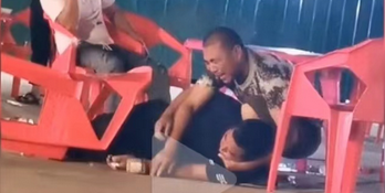 男子以为朋友喝醉去世狂做人工呼吸 囧囧囧！-1.png