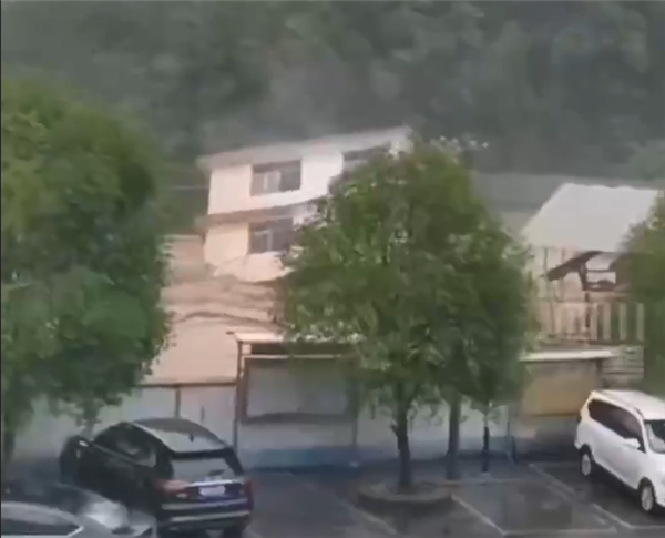 湖南怀化连续暴雨：一整栋楼被洪水冲走 忍不住惊恐尖叫-1.png