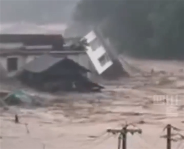 湖南怀化连续暴雨：一整栋楼被洪水冲走 忍不住惊恐尖叫-3.png