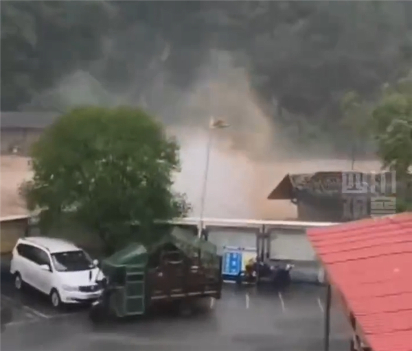 湖南怀化连续暴雨：一整栋楼被洪水冲走 忍不住惊恐尖叫-2.png