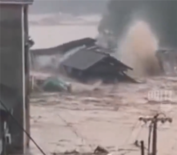 湖南怀化连续暴雨：一整栋楼被洪水冲走 忍不住惊恐尖叫-4.png