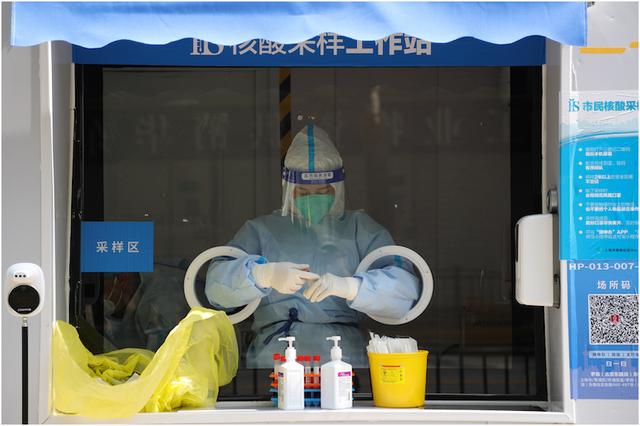 独家调查｜核酸采样员供过于求：排队上岗、薪水下滑-2.jpg