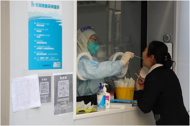 独家调查｜核酸采样员供过于求：排队上岗、薪水下滑-1.jpg