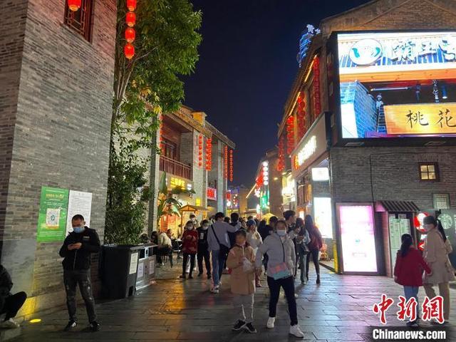 撸串、小龙虾……多地官员带头上街吃夜宵促消费-1.jpg