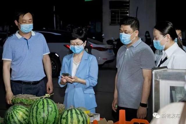 撸串、小龙虾……多地官员带头上街吃夜宵促消费-2.jpg