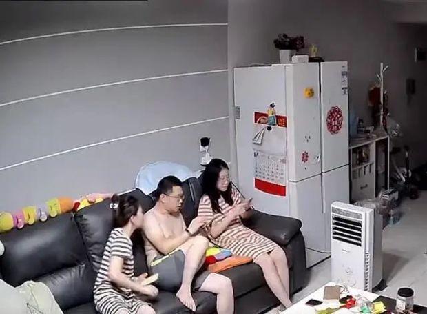 女孩淡定查中考成绩，父母故作镇定，下一秒狂喜跳起-1.jpg