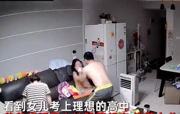 女孩淡定查中考成绩，父母故作镇定，下一秒狂喜跳起-3.jpg