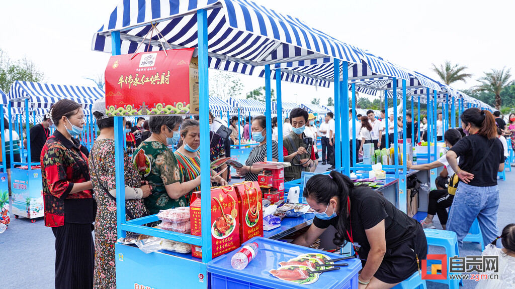 首日销售额超25万元 自贡“夏日消费季”活动集中百种名优特新产品伴你过周末-3.jpg