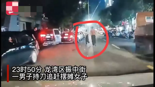 唐山烧烤店打人事件后 又现女子拒陪酒遭男子追砍 躲便利店报警-1.jpg