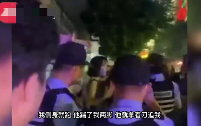 唐山烧烤店打人事件后 又现女子拒陪酒遭男子追砍 躲便利店报警-4.jpg