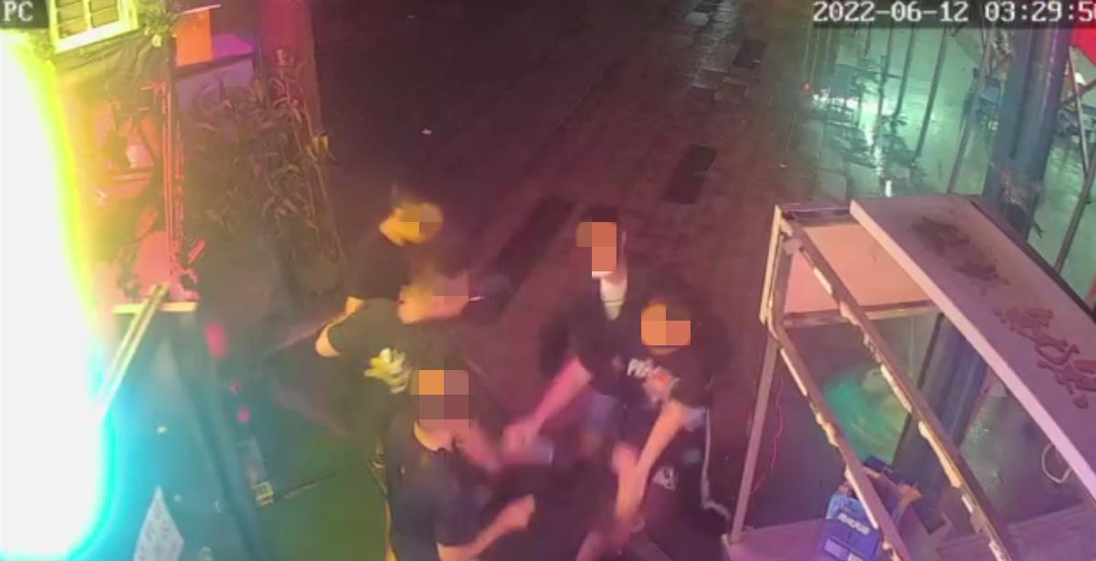 西安一酒吧女老板凌晨遭多人围堵辱骂，一违法人员被行政罚款300元-2.jpeg