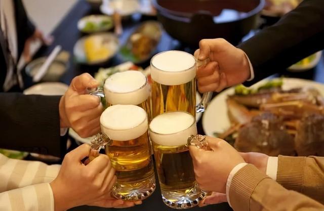 男子酒吧内搭讪富婆，在和对方开房后拿走现金以及一条项链-5.jpg