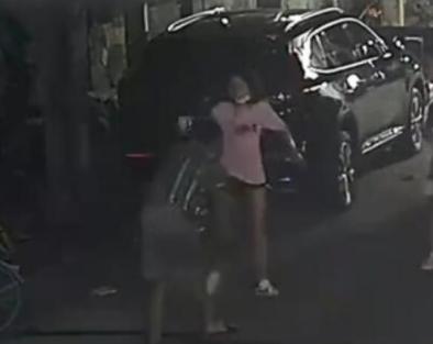 男子街头耍酒疯妻子一脚踹倒制止 拳打脚踢一顿暴揍修理-1.jpg