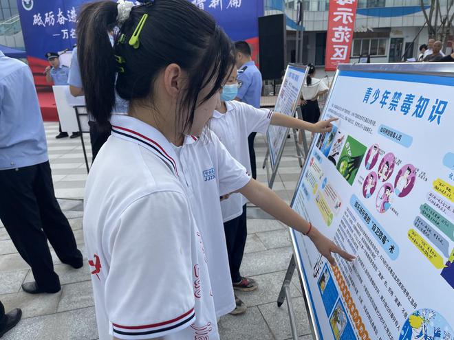 自贡禁毒宣传活动让外卖小哥把资料送到每个点外卖顾客手中-1.jpg