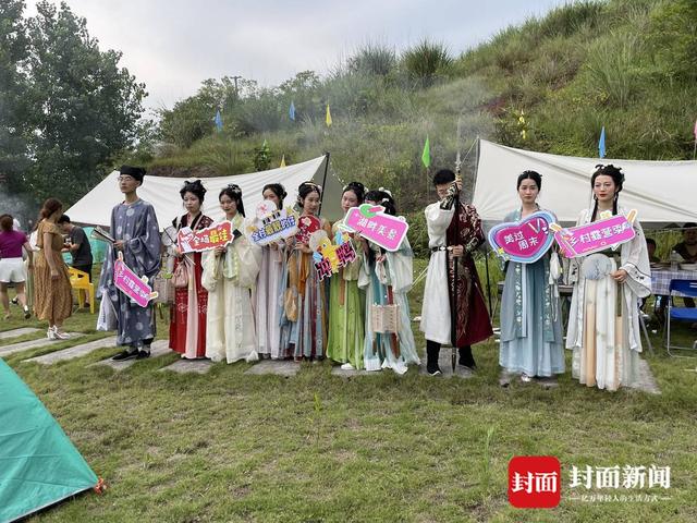 “信步沿滩·乡村露营季”活动在四川自贡沿滩火箭湖举行孤岛篝火水上鱼火锅吸引游客...-3.jpg